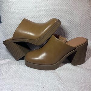 Universal Thread Tan Women's Platform Mules
